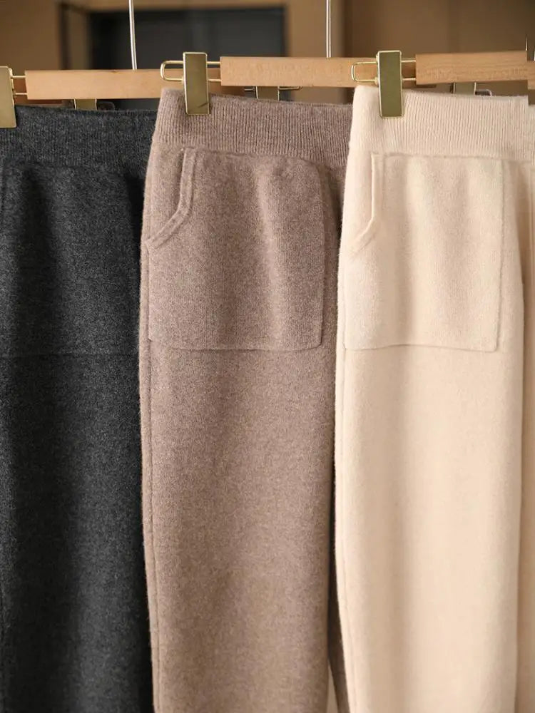 Pantalons en laine mérinos, trois coloris sur cintres, vue de face
