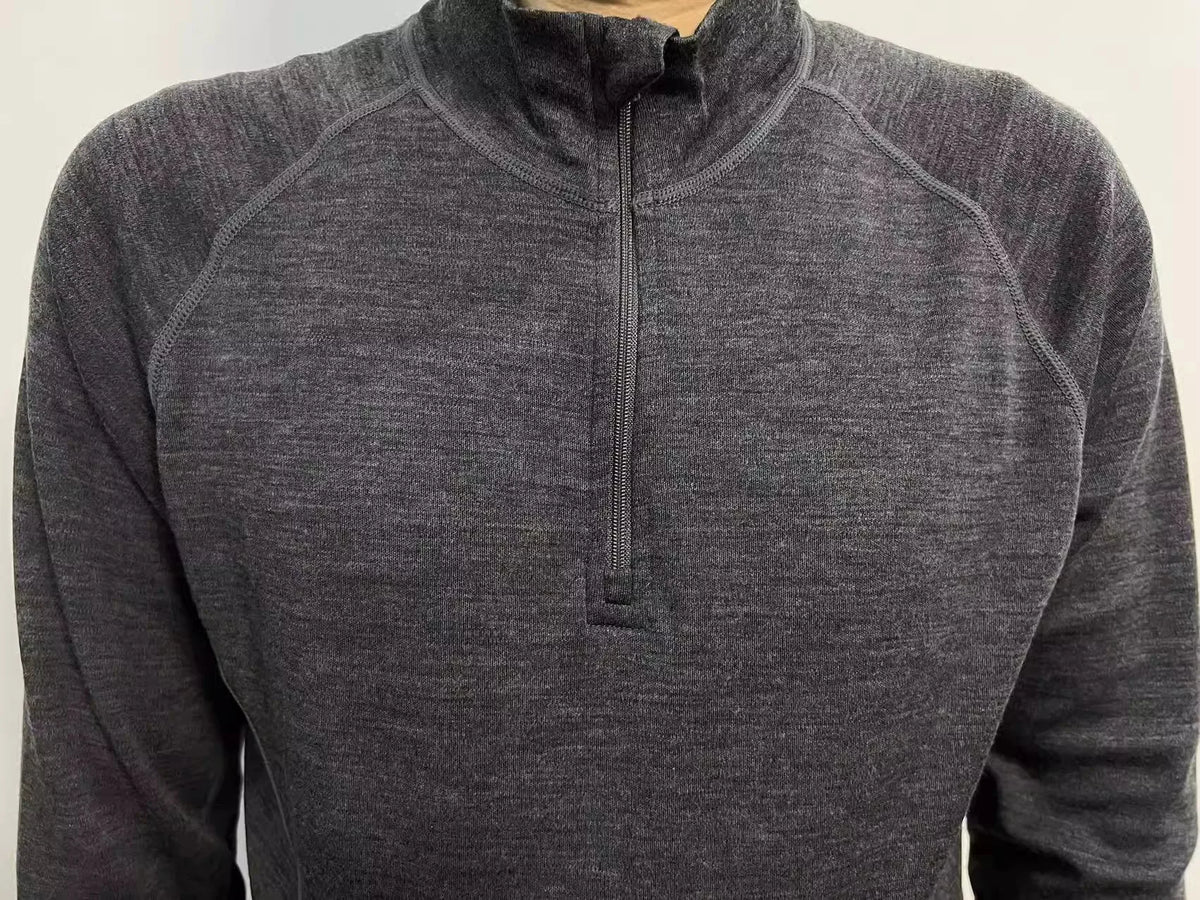 Haut thermique en mérinos gris – demi-zip sur mannequin, vue de face