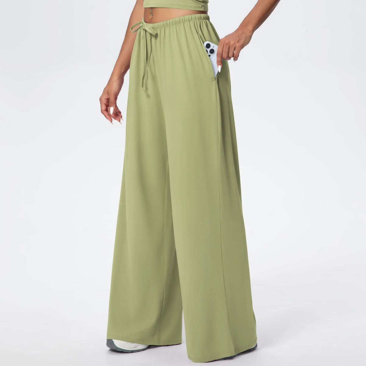 Pantalon de yoga taille haute vert, jambe large à poches, porté, vue de face