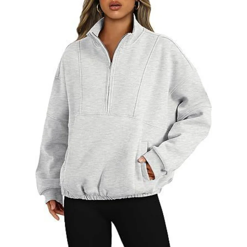 Sweatshirt col montant gris clair zippé, porté, vue de face