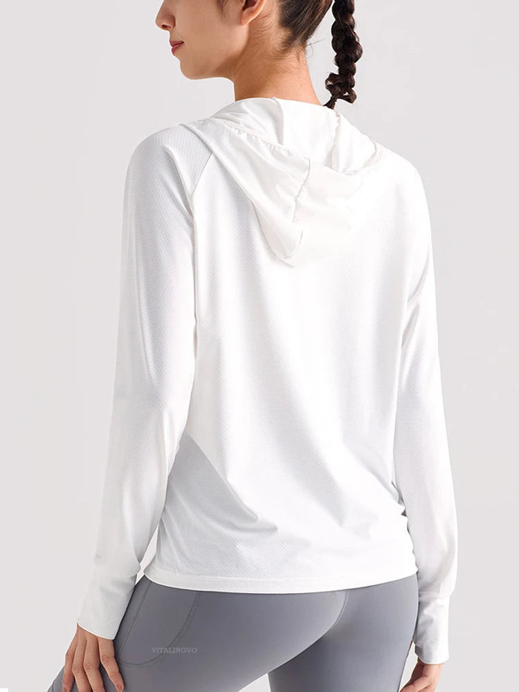 Veste anti-UV blanche à capuche UPF 50+, portée, vue de dos