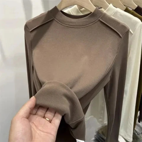 T-shirt polaire café au lait à manches longues, sur cintre, détail de la matière