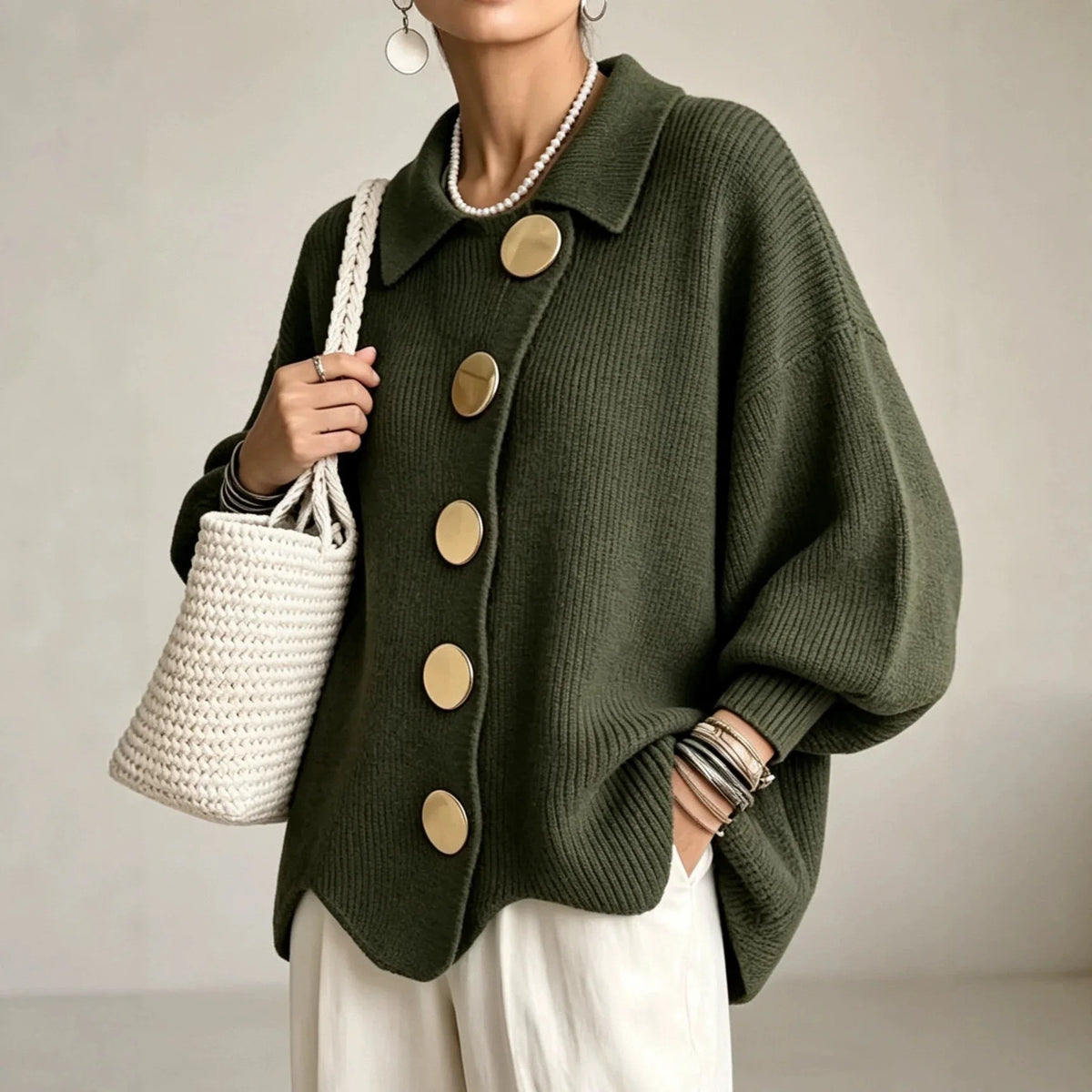 Cardigan en maille vert olive à gros boutons, porté, vue de face