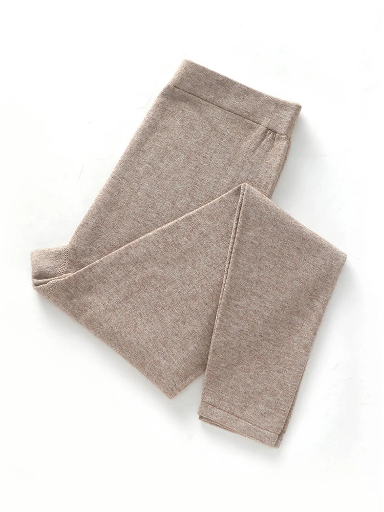 Pantalon en mérinos camel, plié à plat, vue de face