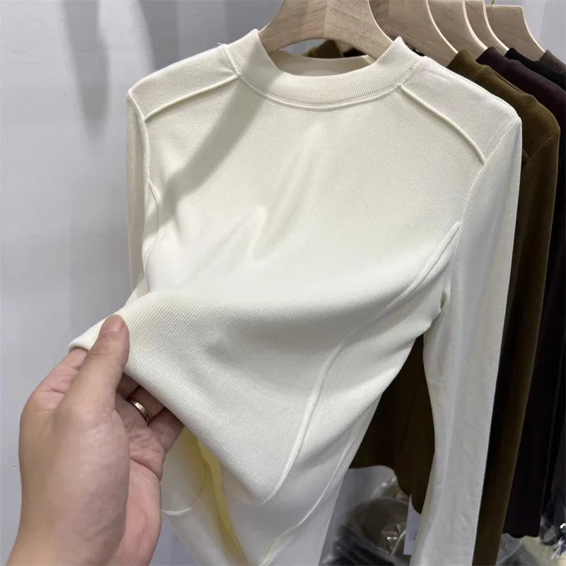 T-shirt polaire abricot à manches longues, sur cintre, tissu étiré par une main
