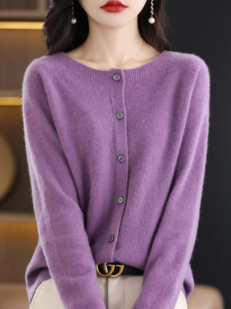 Modèle portant un cardigan mauve en laine mérinos à boutons, vue de face