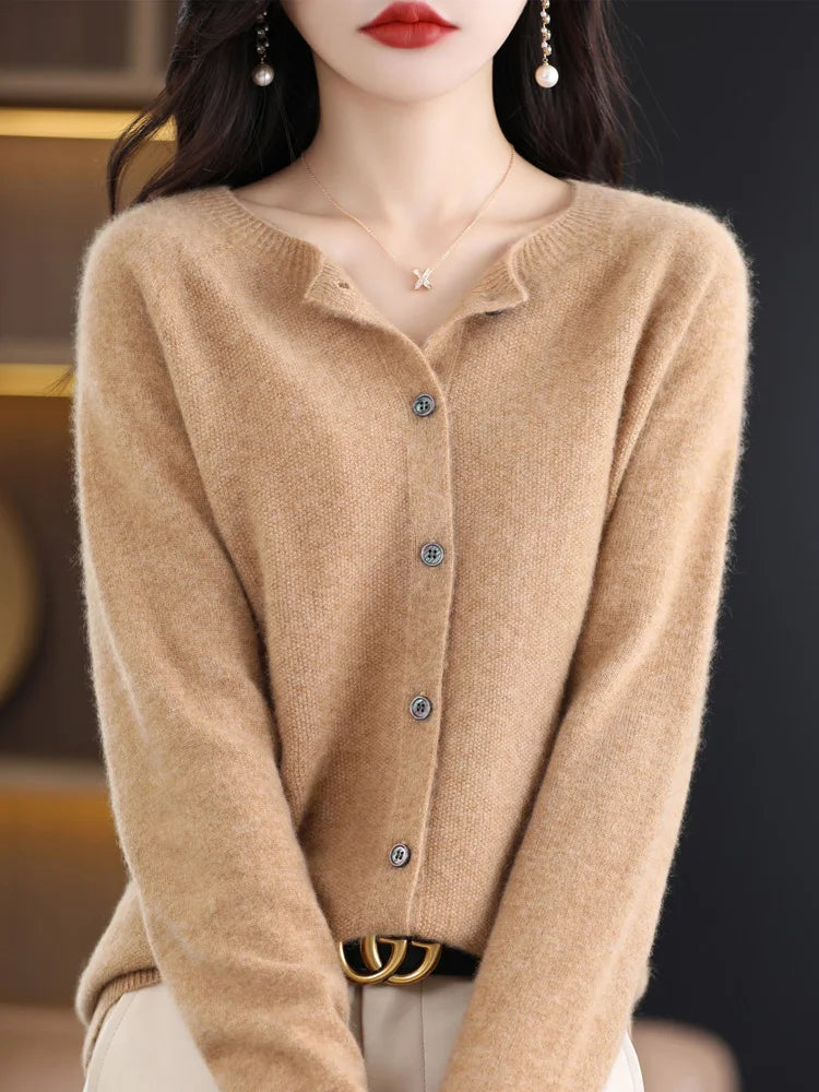 Modèle portant un cardigan camel en laine mérinos à boutons, vue de face