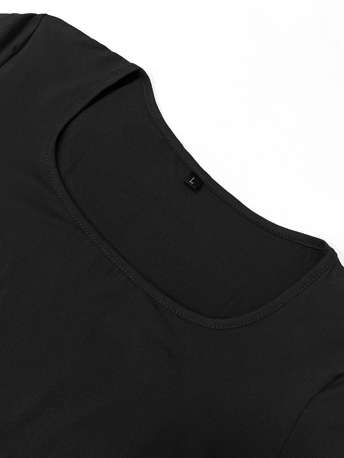 Robe moulante noire, détail du col rond