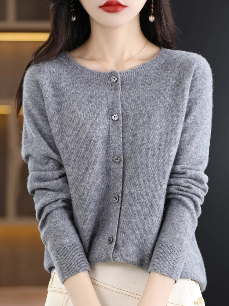 Modèle portant un cardigan gris en laine mérinos à boutons, vue de face
