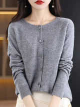 Modèle portant un cardigan gris en laine mérinos à boutons, vue de face