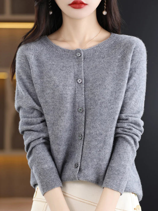 Modèle portant un cardigan gris en laine mérinos à boutons, vue de face
