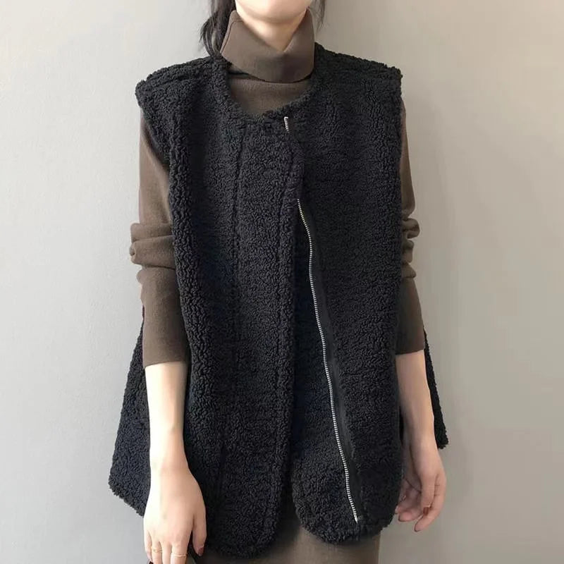 Veste sans manches matelassée noire à doublure sherpa, portée zippée, vue de face