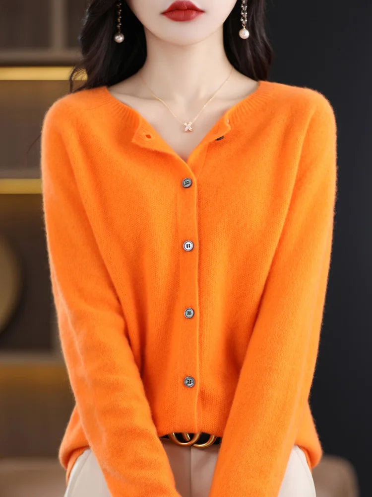 Modèle portant un cardigan orange en laine mérinos à boutons, vue de face