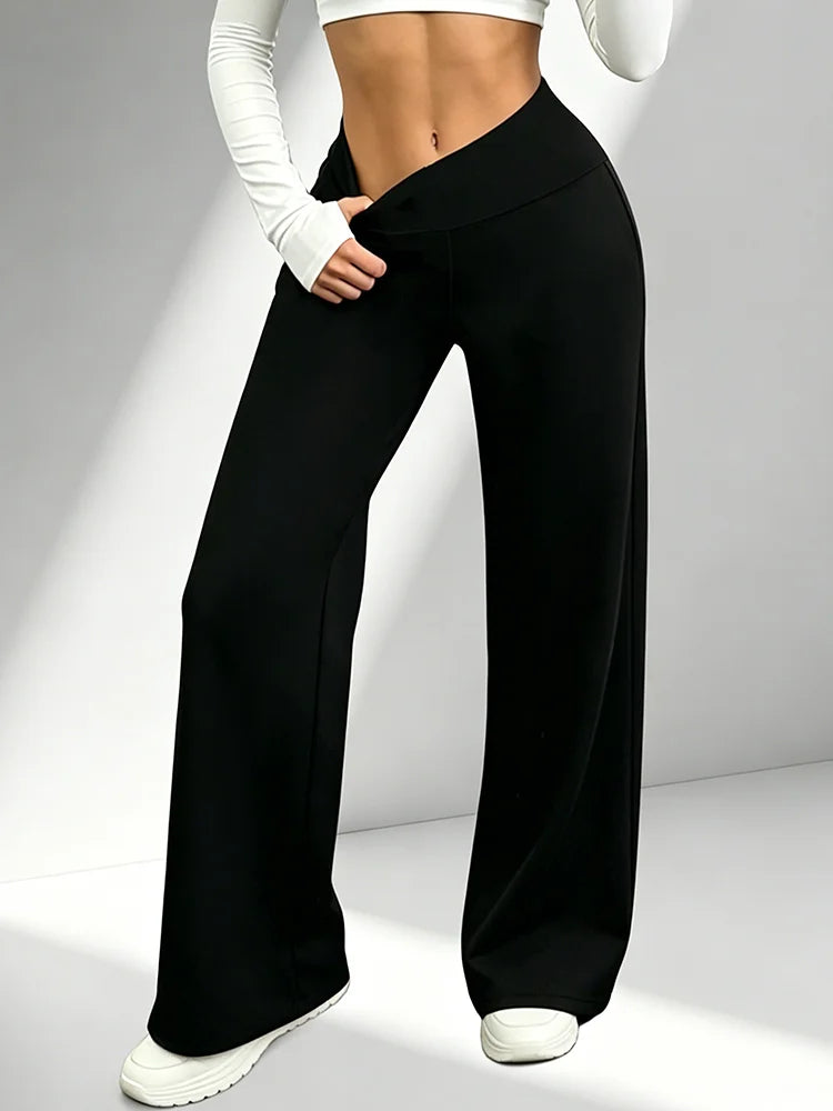 Pantalon de yoga noir taille haute jambe droite, porté, vue de trois quarts