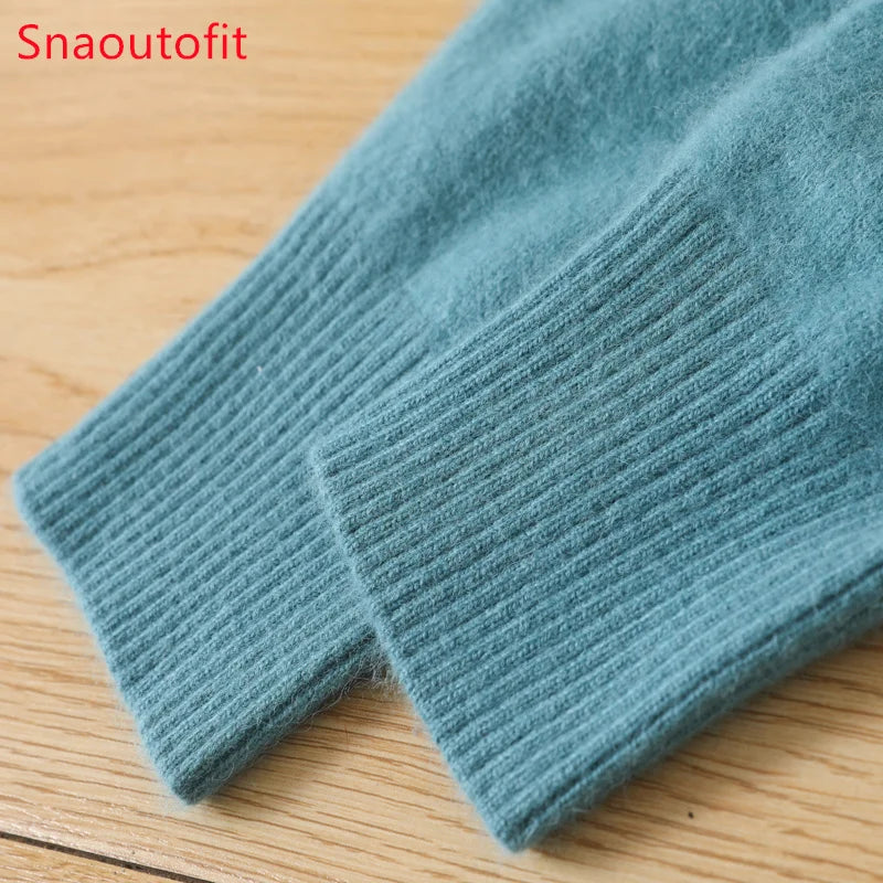 Pull en tricot bleu lac, détail des poignets côtelés