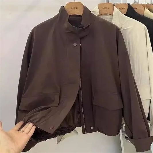 Veste coupe-vent col montant marron, sur cintre, vue de face