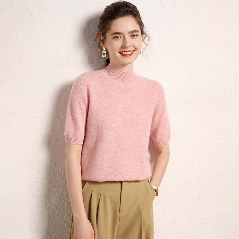 Pull en cachemire rose à col mi-montant, porté, vue de face