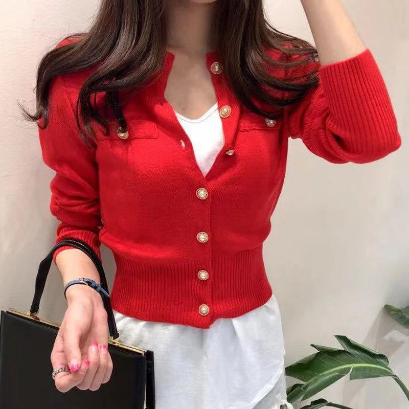 Manteau-cardigan en tricot rouge à boutons, porté, vue de face