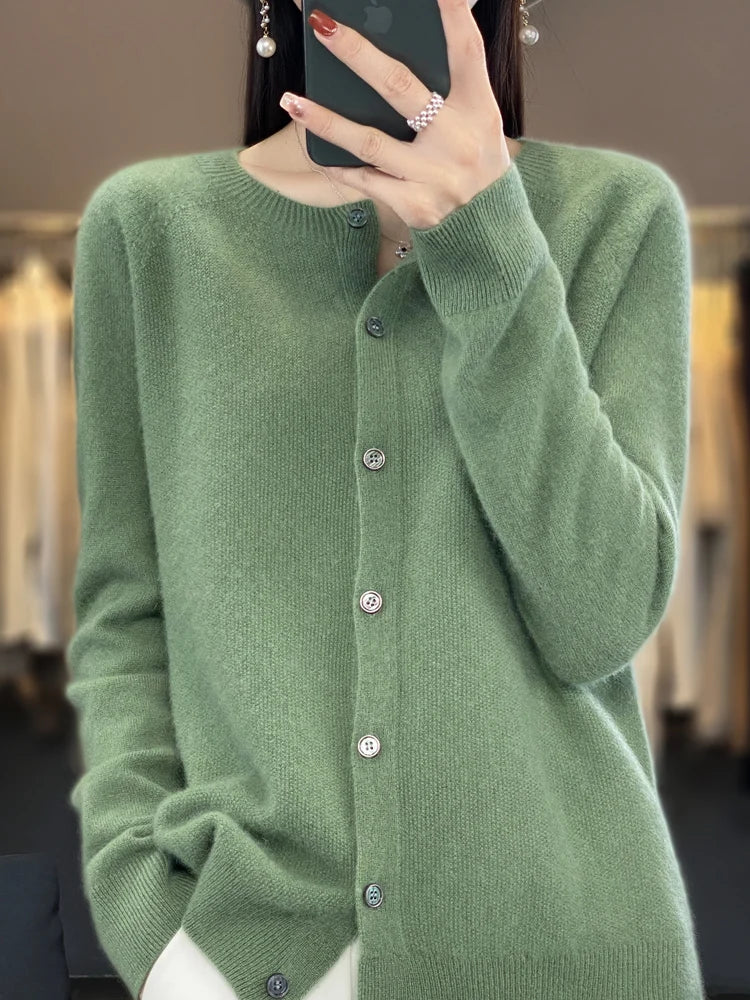 Modèle portant un cardigan vert en laine mérinos à boutons, vue de face
