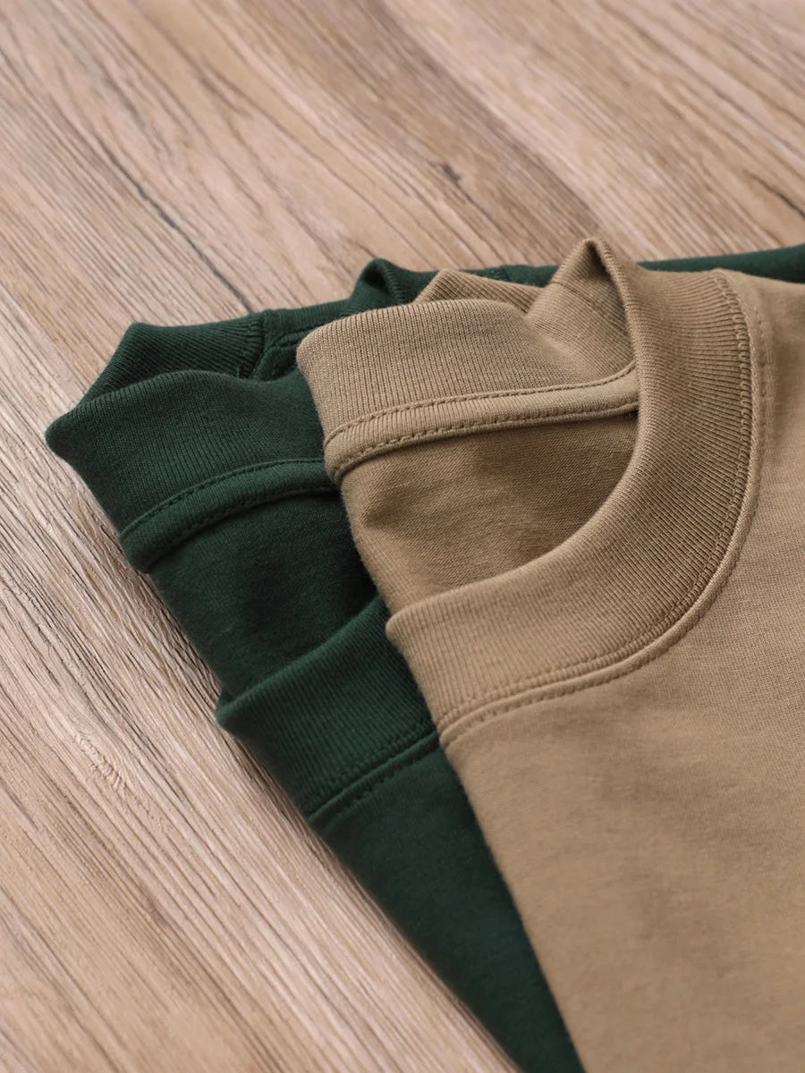 T-shirts heavyweight en coton 320 g/m² vert forêt et blé, pliés, détail du col