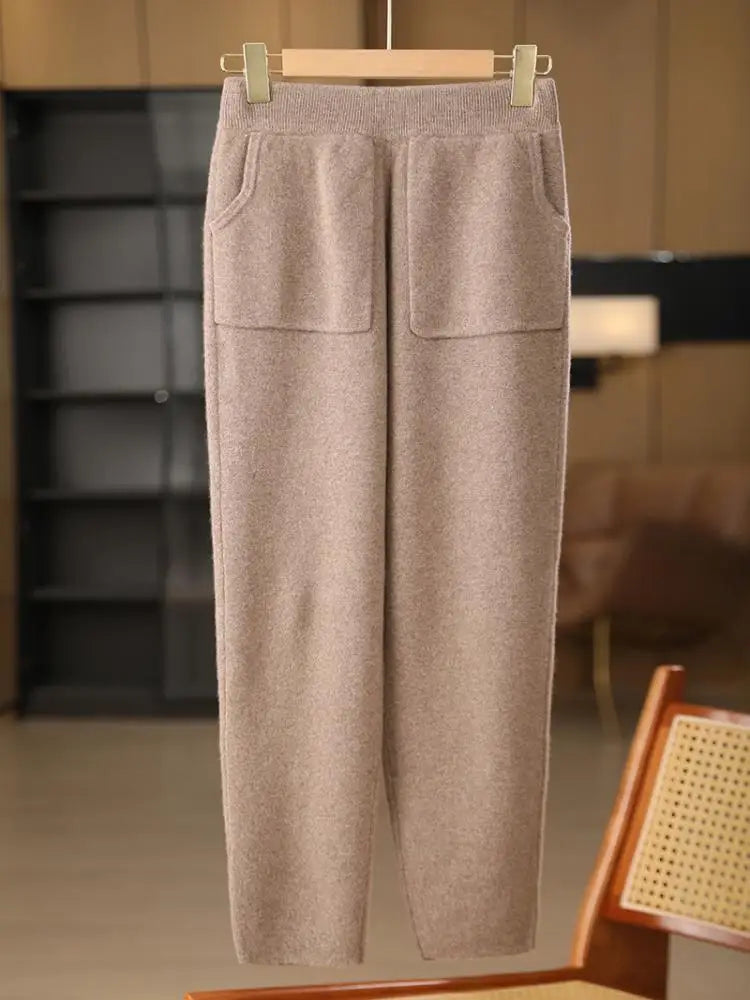 Pantalon en laine mérinos gris à taille élastique, sur cintre, vue de face