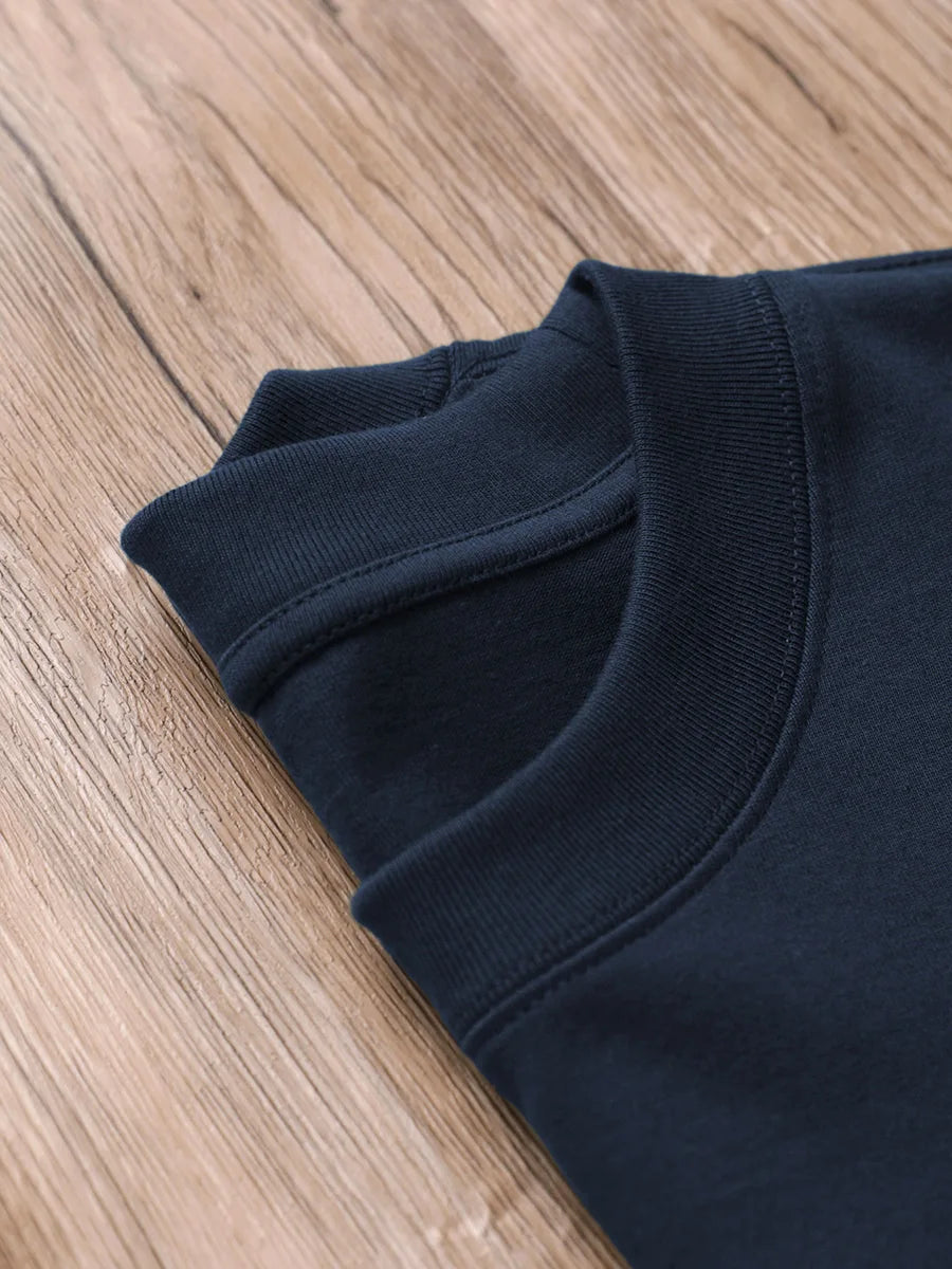 T-shirt bleu marine heavyweight en coton 320 g/m², détail du col