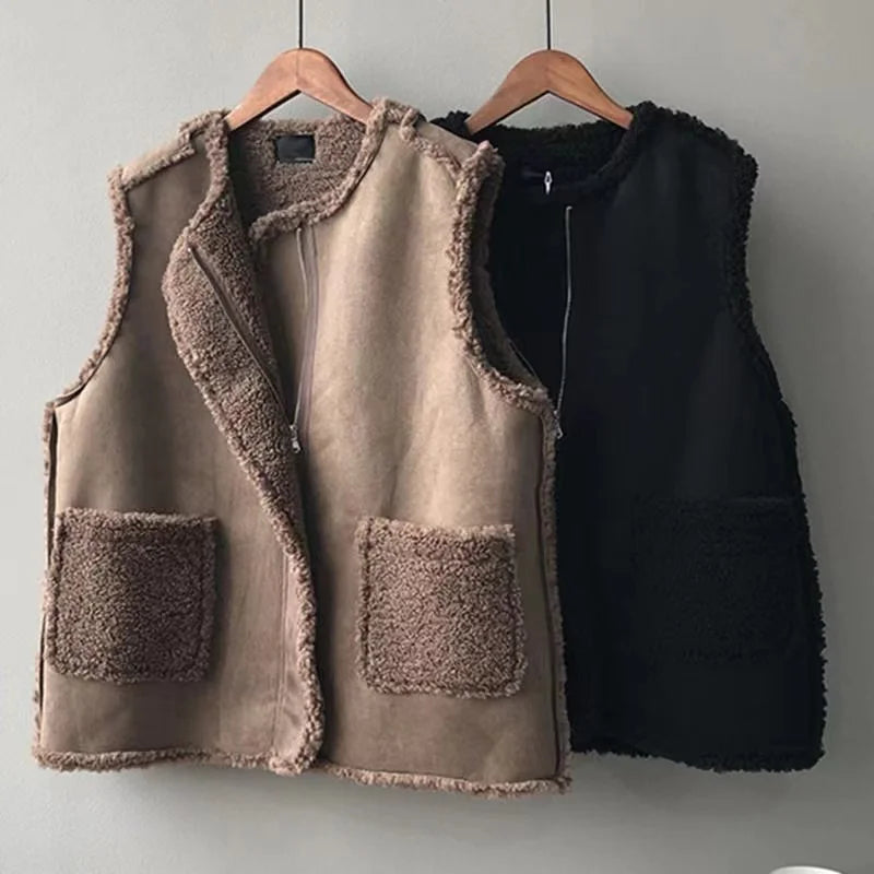 Vestes sans manches matelassées café et noire à doublure sherpa, sur cintres, vue de face