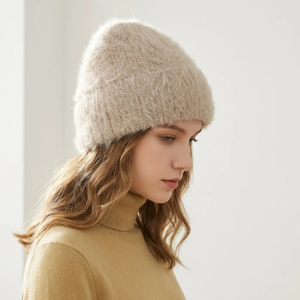 Modèle portant un bonnet beige en alpaga et un col roulé moutarde