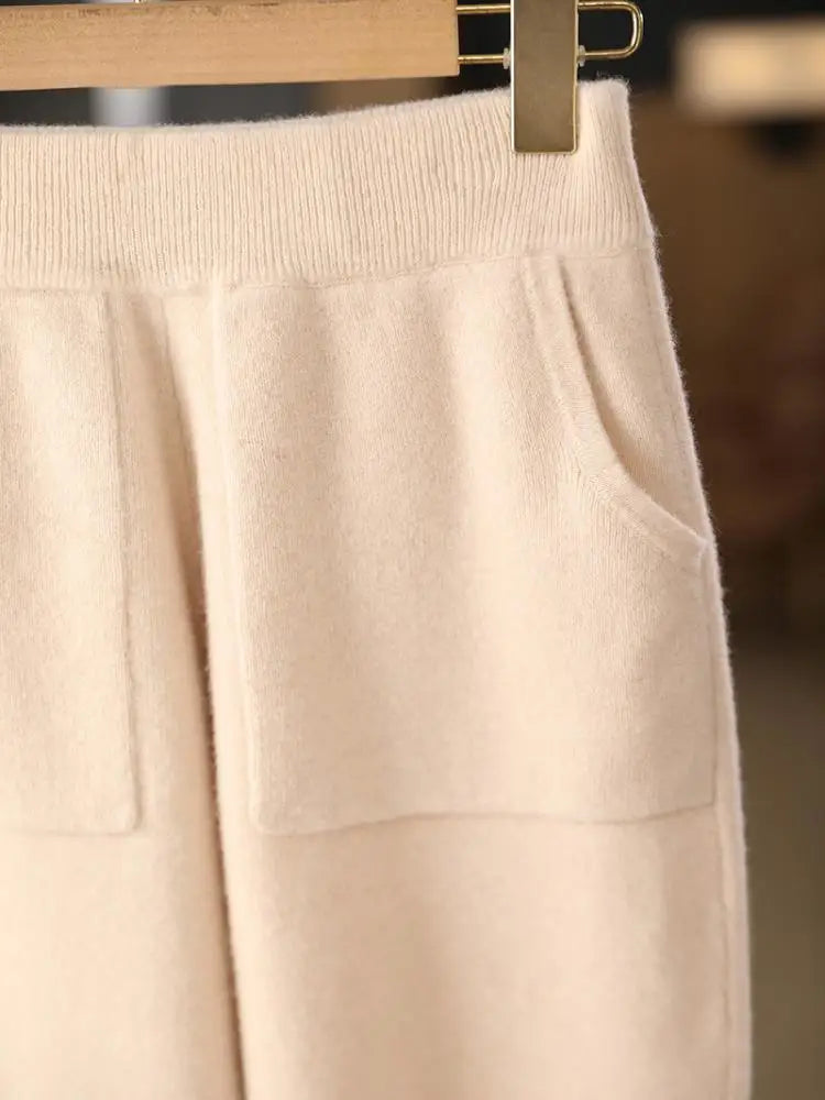 Pantalon en laine mérinos beige à taille élastique, détail de la taille, vue rapprochée