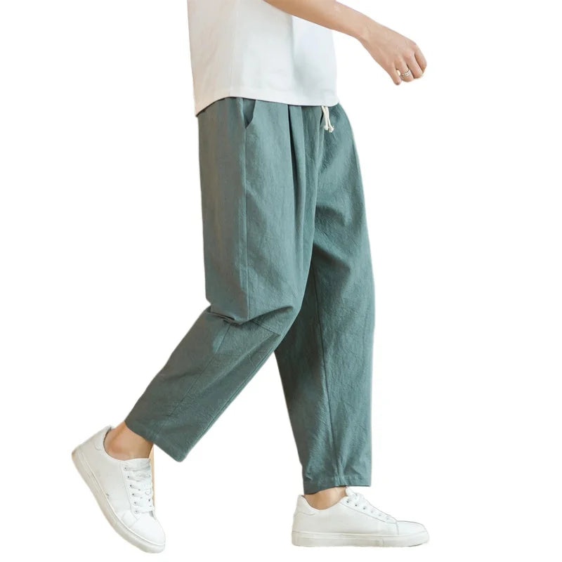 Pantalon en coton et lin beige, coupe droite décontractée, porté