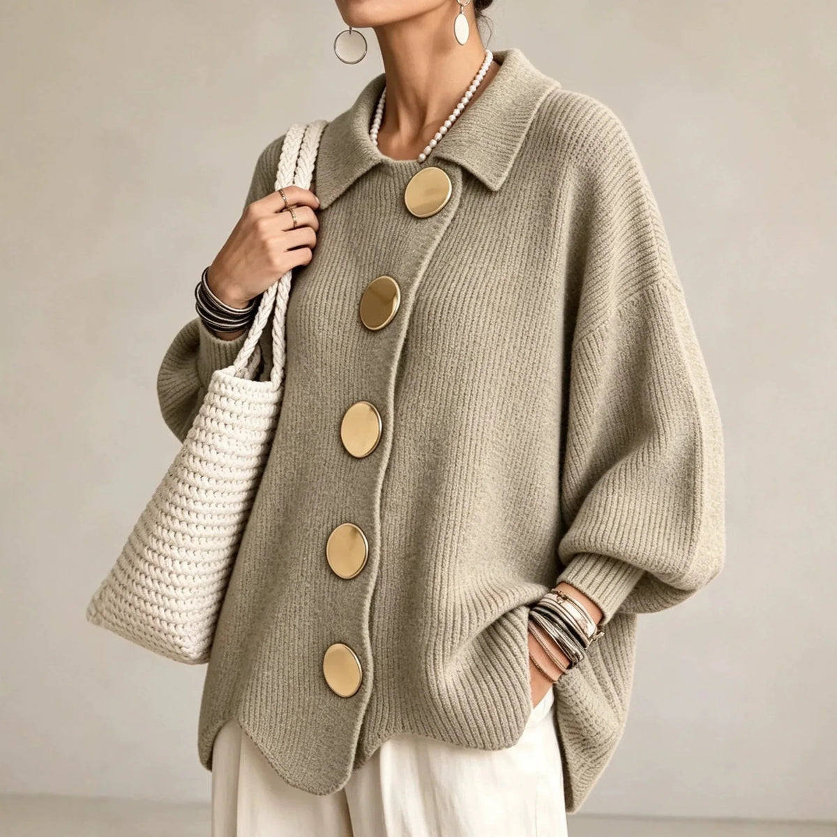 Cardigan en maille gris-beige à gros boutons, porté, vue de face
