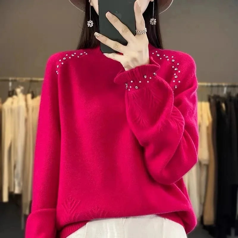 Pull col montant rouge à perles, porté, vue de face