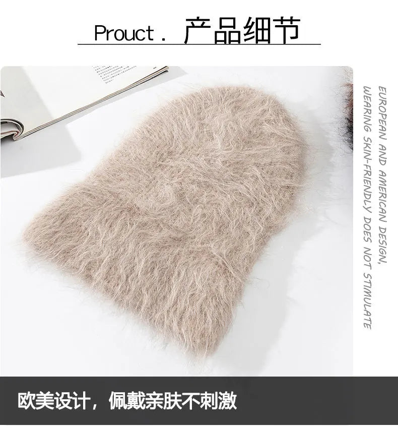 Bonnet beige en alpaga posé sur fond blanc