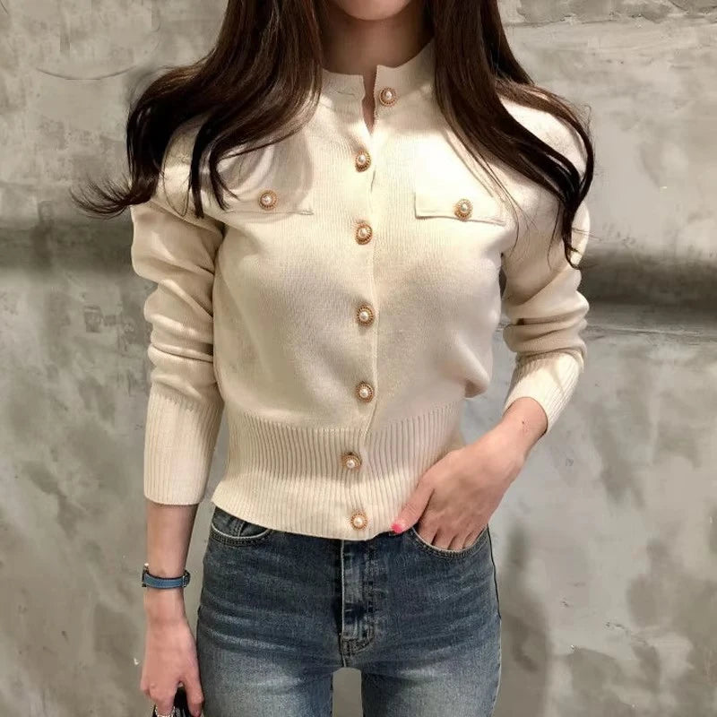Manteau-cardigan en tricot blanc à boutons, porté, vue de face