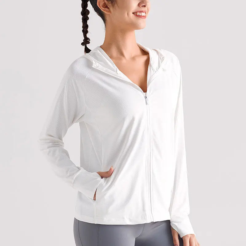 Veste anti-UV blanche zippée à capuche UPF 50+, portée, vue de face