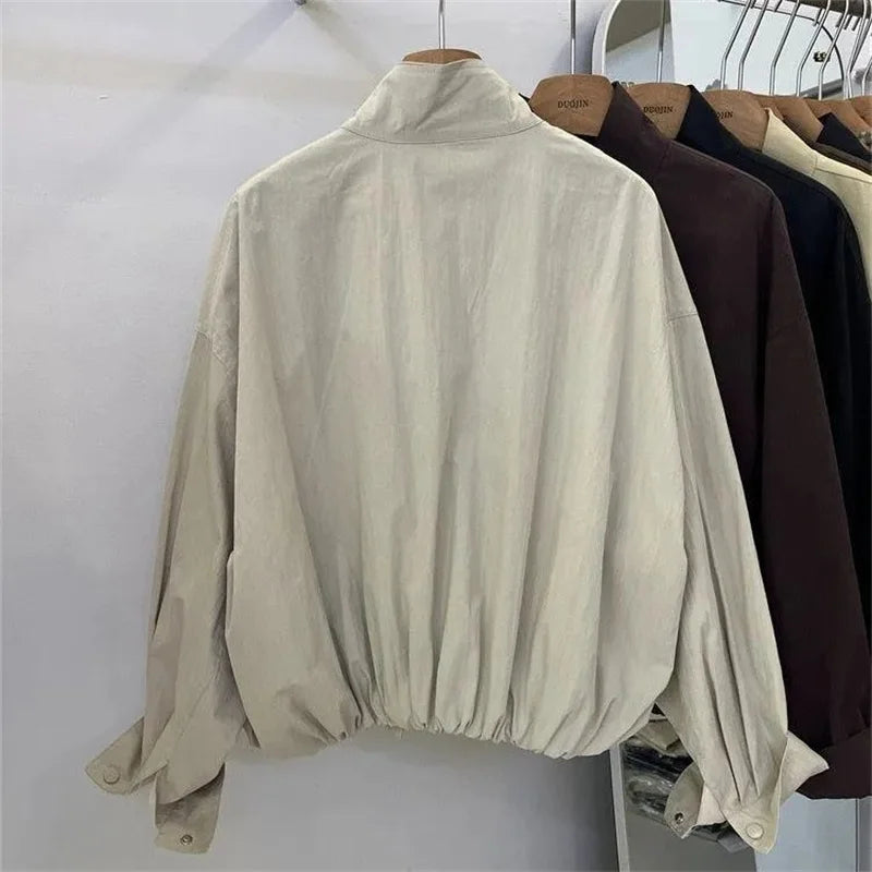 Veste coupe-vent col montant beige, sur cintre, vue de dos