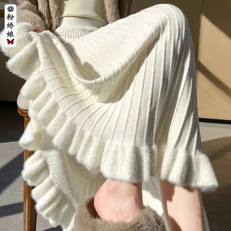 Jupe évasée en maille abricot plissée, détail des plis, portée