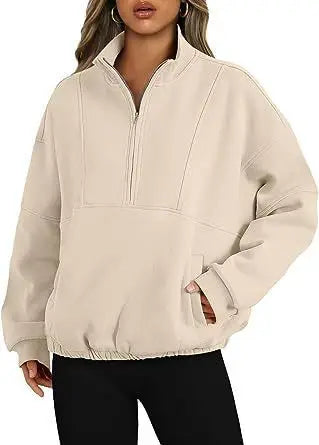 Sweatshirt col montant blanc cassé zippé, porté, vue de face rapprochée