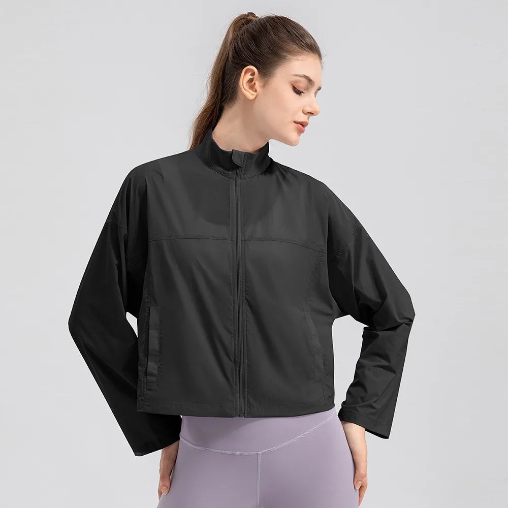 Veste légère anti-UV noire zippée courte, portée, vue de trois quarts sur fond blanc