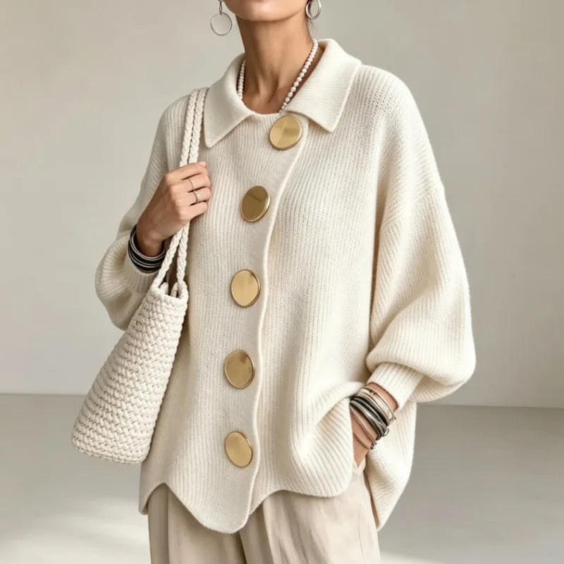 Cardigan en maille blanc à gros boutons, porté, vue de face