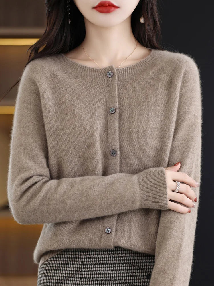Modèle portant un cardigan beige en laine mérinos à boutons, vue de face