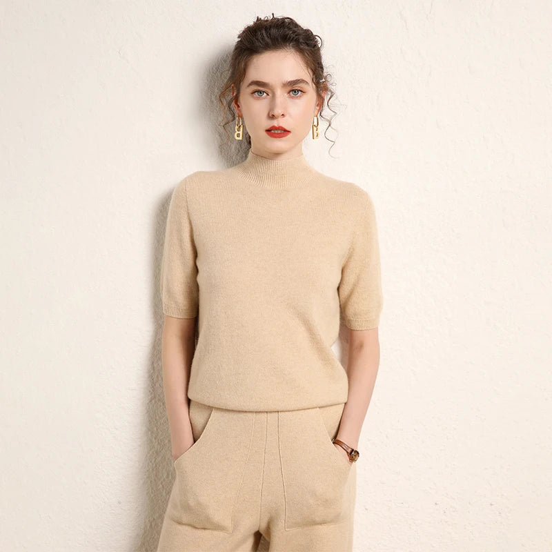 Pull en cachemire beige à col mi-montant, porté, vue de face