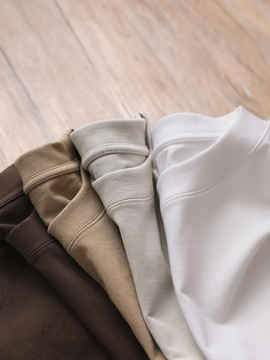 T-shirts heavyweight en coton 320 g/m² café, blé, gris clair et blanc, pliés, détail du col