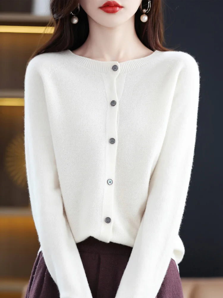 Modèle portant un cardigan blanc en laine mérinos à boutons, vue de face