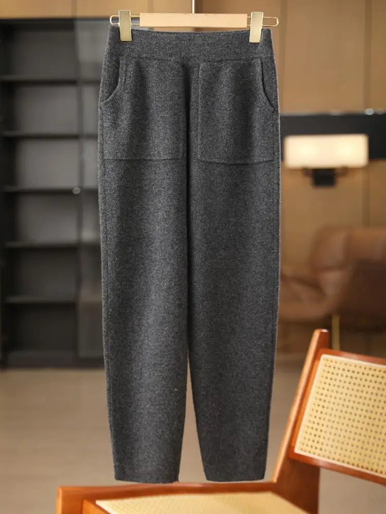 Pantalon en laine mérinos gris foncé à taille élastique, sur cintre, vue de face