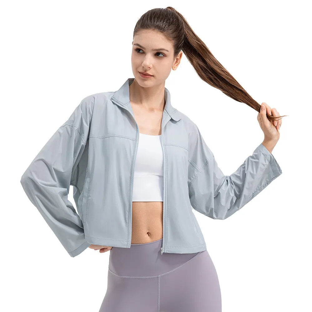 Veste légère anti-UV bleue zippée courte, portée, vue de face sur fond blanc