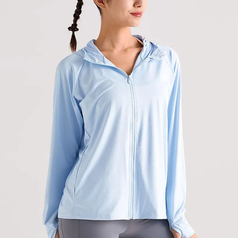 Veste anti-UV bleue zippée à capuche UPF 50+, portée, vue de face