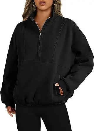 Sweatshirt col montant noir zippé, porté, vue de face rapprochée
