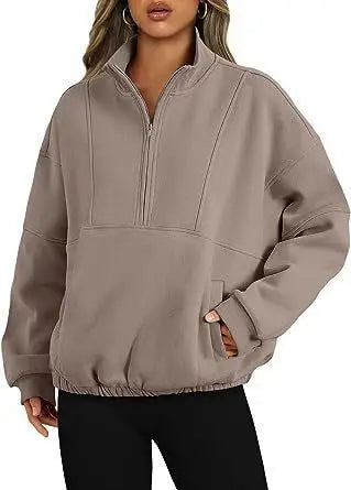 Sweatshirt col montant camel zippé, porté, vue de face rapprochée