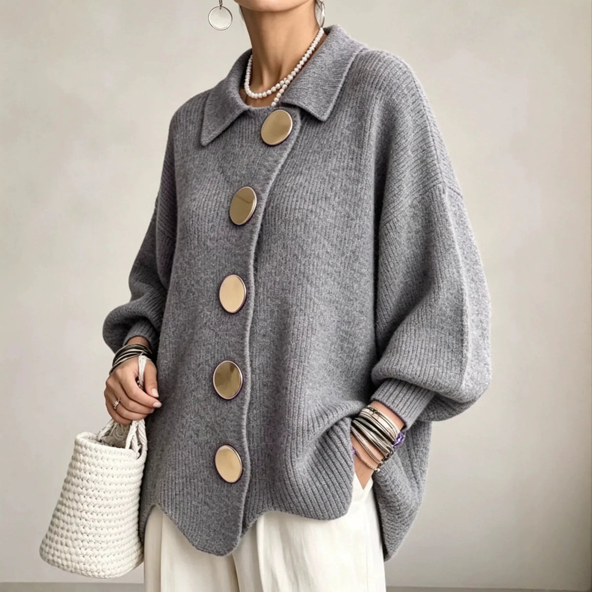 Cardigan en maille gris à gros boutons, porté, vue de face